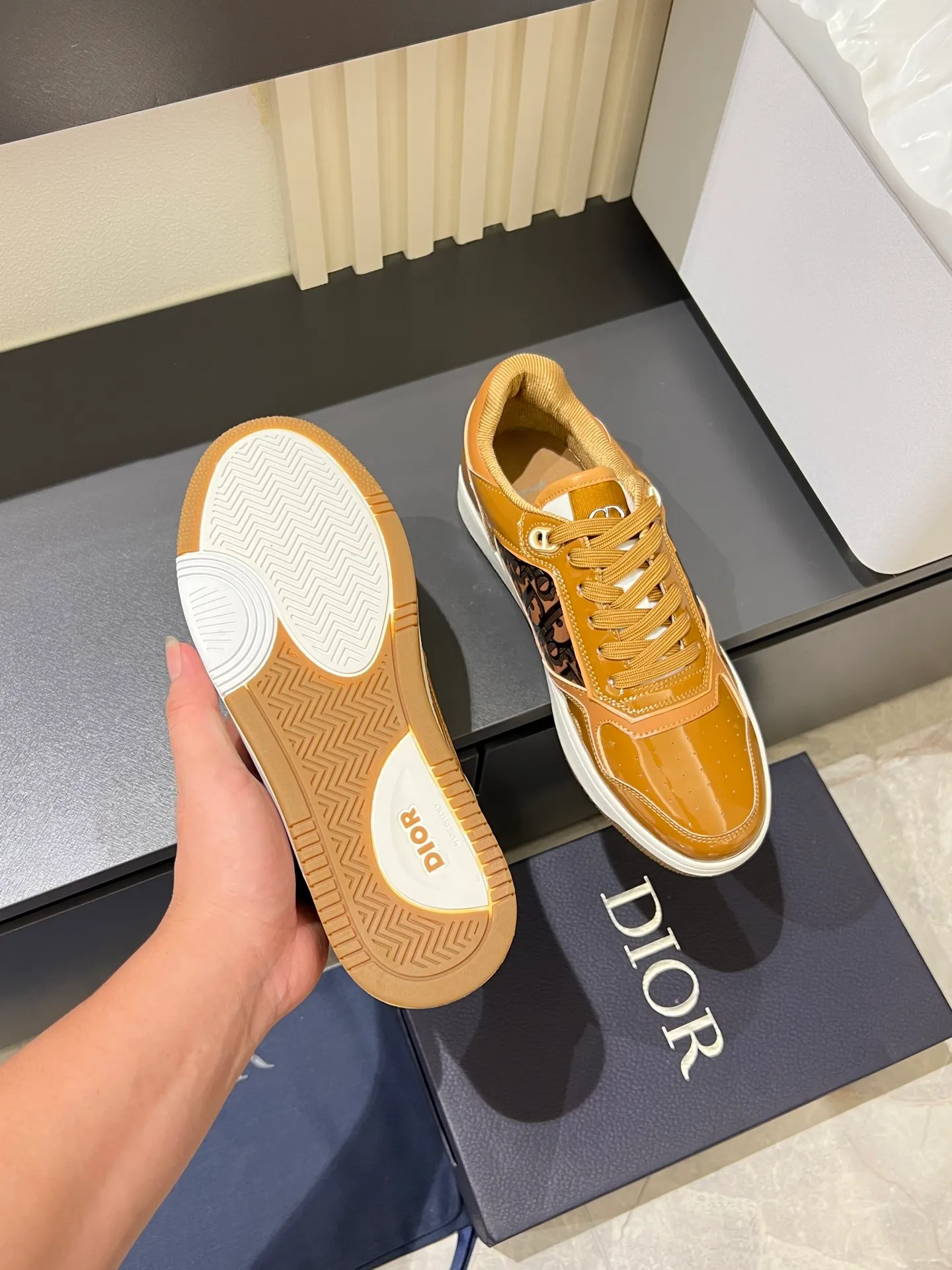 Men's shoes 💰p400 "Dio*" mid-top B27 casual sneakers. This B27 high-top sneaker is a new product in the series and continues Di*r's classic style. Crafted from gray and white smooth calf leather with beige and black Oblique print panels on the sides. The "CD Icon" shaped shoelace eyelets are clever and delicate, and the two-color rubber sole, rear collar and heel are all equipped with the brand's iconic details to enhance the style. Oblique printed straps at the ankle allow for an adjustable fit to complement the overall design. Fashionable and versatile, it can complement any look. Create an exquisite design with unique dynamic vitality and modern atmosphere, presented in low-top and high-top styles. This new must-have shoe adds a new dimension to Dior's archive heritage, embodying modern elegance. Purchase the original version and make it 1:1. If you need top quality, please come to me! Male 38-44!
